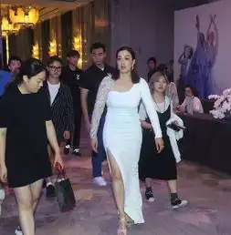 钟丽缇越胖越性感,机场穿裸色紧身裙,风情万种
