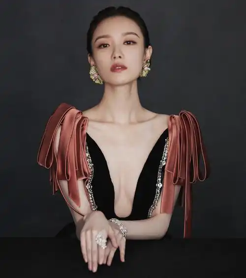 美倪妮穿深v宫廷风礼裙颜值爆表风情万种
