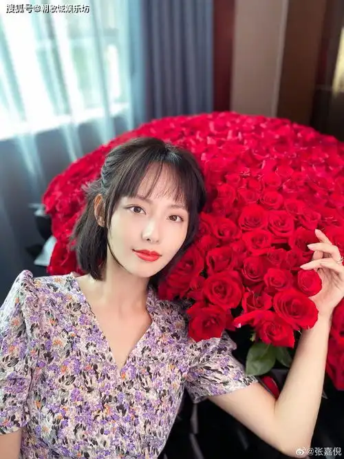 撒狗粮张嘉倪晒买超送520朵玫瑰,老公视角下满脸幸福
