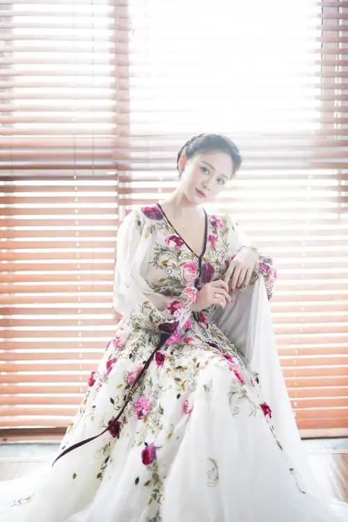 陈乔恩仙气飘飘穿白色花朵纱裙凹造型,42岁看着却还像少女
