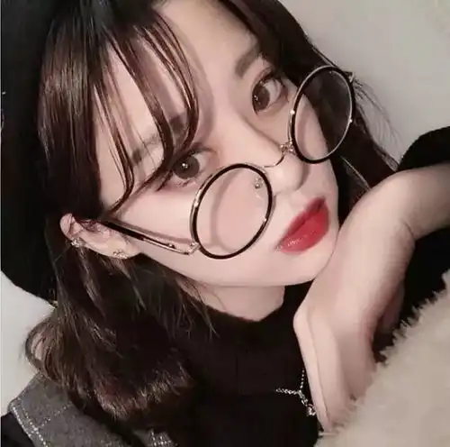 短发适合戴眼镜的短发图片
