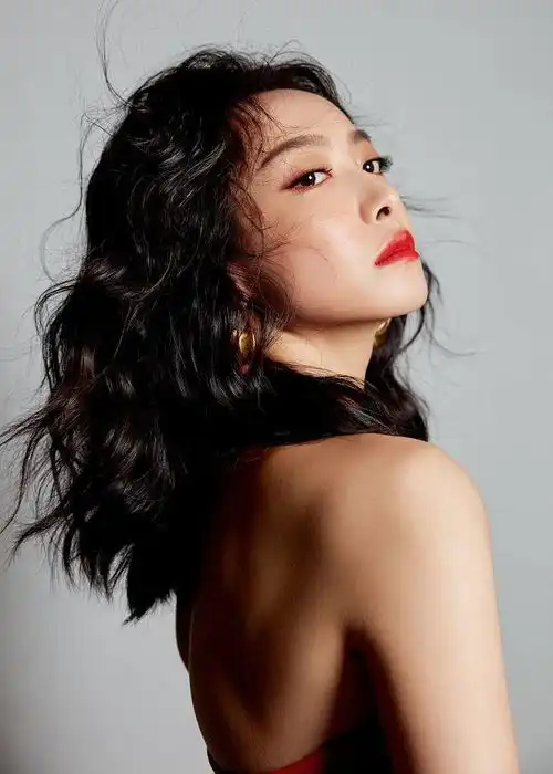 宋茜穿红色短裙明艳大气纤腰美腿抢镜风情万种
