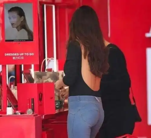 上大学的女生vs不上大学的女生,一个貌美如花,一个已成阿姨
