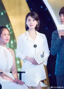 最新机场拍谭松韵撞衫马思纯,陶虹穿衣像大妈,还是baby丽颖最潮范儿
