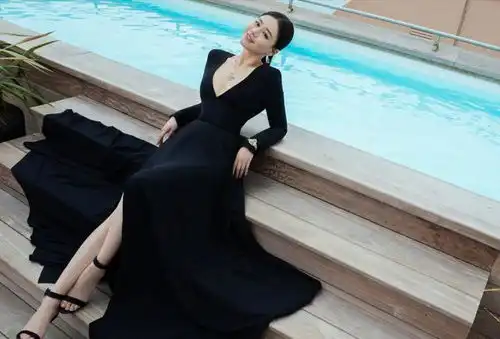 马思纯被嘲和何洁同用百万修图师,这样回应机智吗
