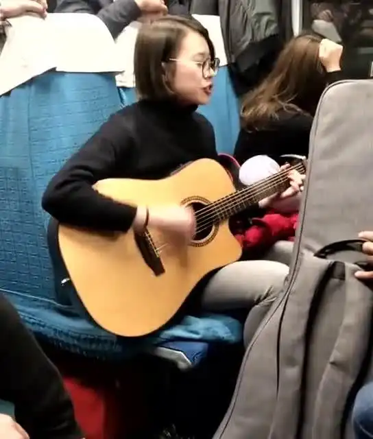 美女车上弹吉它,听听歌缓解旅途疲劳
