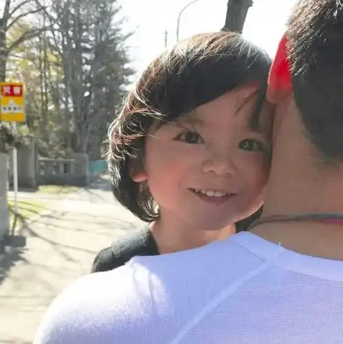 日本大眼萝莉爆火ins曾霸屏无数朋友圈头像,长大后网友才发现她居然是男孩...
