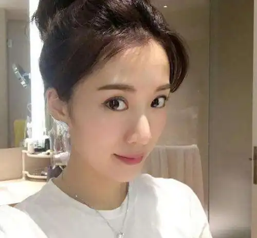 女星炫富太高级,韩雪吃泡面,关晓彤戴发夹,她直接晒出私人物品
