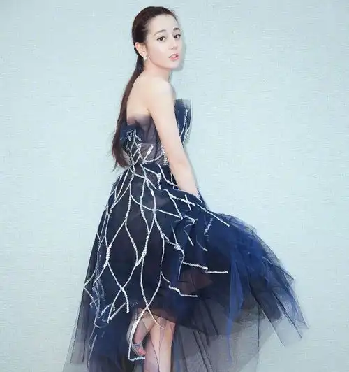 迪丽热巴距离大女主的电视剧还有多远,不说外表,她能独挡一面吗
