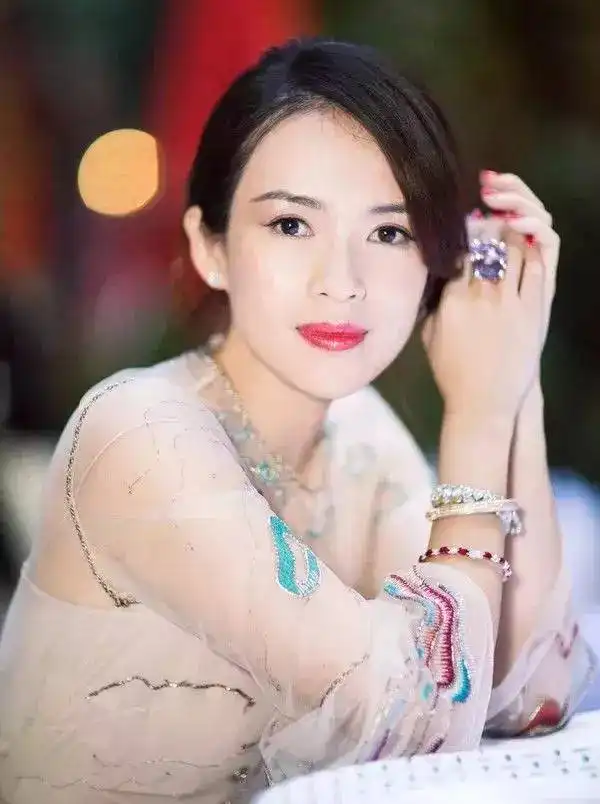 章子怡犀利评价张馨予39岁的她,凭什么这么狂
