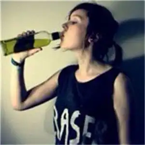伤感头像女生冷淡喝酒痛苦的女生样子也是比较拽的
