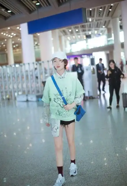 小个子女生如何穿衣怎样才能显高来自周冬雨的穿搭借鉴
