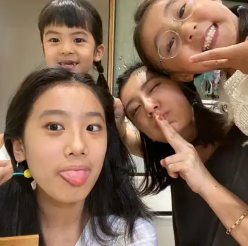 贾静雯带女儿学书法,9岁咘咘面部变平,身形修长越来越像修杰楷
