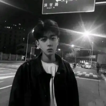 qq黑白头像男生,男人的笑何尝不是高傲
