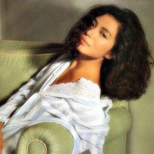 都说钟楚红年轻时风情万种,我偏不信直到看到她青涩时期的照片
