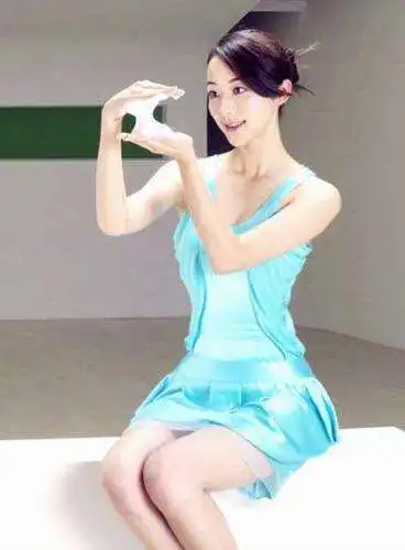 关晓彤亲生姐姐近照,低调开面馆网友严重怀疑不是亲生
