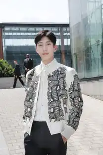 井柏然晒帅气中分发型自嘲小小的任性
