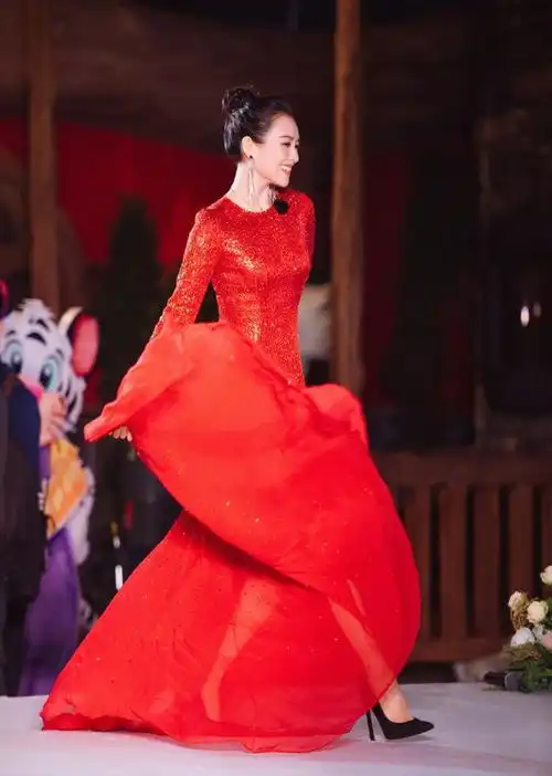 章子怡既有气质又有身材,一袭嫩绿抹胸勾出尤物范,大气又俏皮
