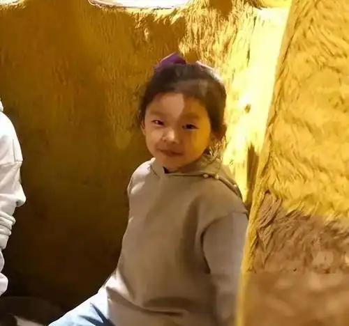 小玥儿小时候真的很讨喜,笑得眼睛弯弯的,可现在都不怎么笑了
