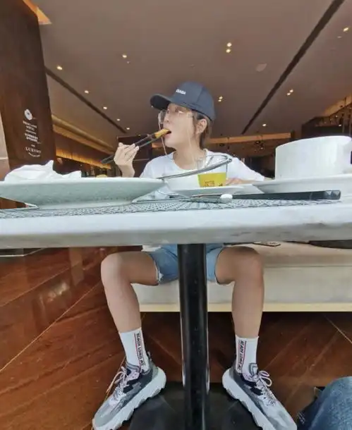 继麻辣烫后,严屹宽夫妇再约会,逛地摊货吃街边小吃依然接地气
