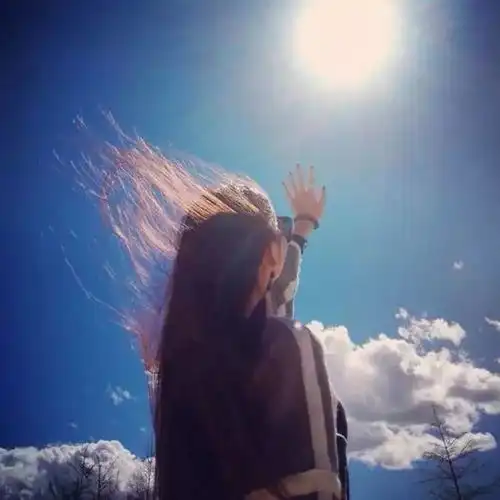 伤感图片我们最终不同路罢了
