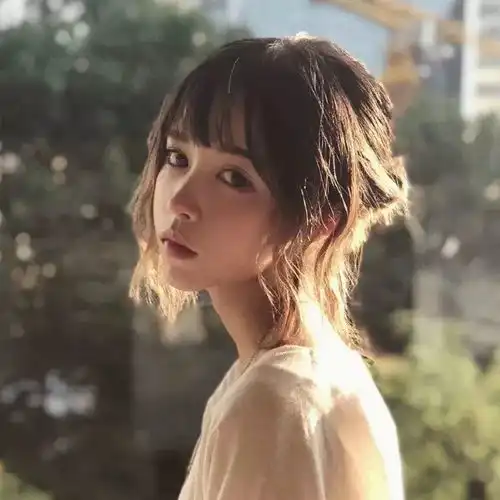 伤感忧郁的气质女生头像
