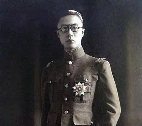 民国第一渣女嫁爱新觉罗家,情人无数,偷夫家珍宝,拒绝去东北
