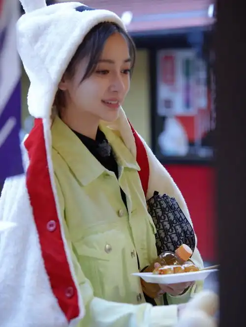 30岁baby撞衫22岁关晓彤,同款绿色牛仔外套,辣妈居然不输少女
