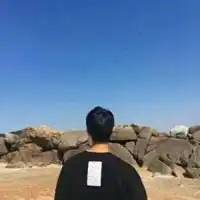 拿着行李箱的男背影图片大全微信头像图片大全
