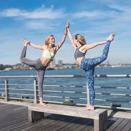 43岁曾黎依旧绝代一袭长款礼服风情万种,傲人比例不输当代小花
