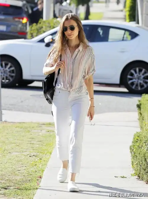 莉莉柯林斯新造型好清新,条纹衬衫配白裤清新自然,难挡少女魅力
