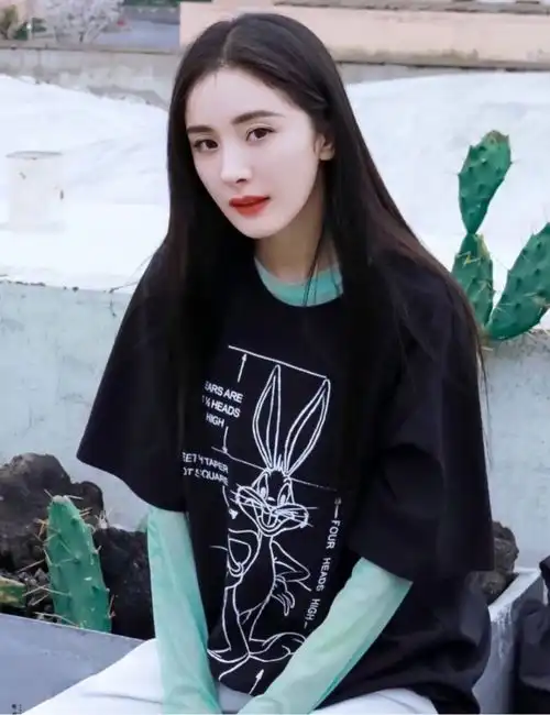 夏天做仙女,一定要带点绿才行,杨幂钟楚曦都把绿色穿活了
