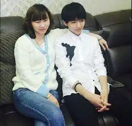 娱乐圈小鲜肉和妈妈合照大曝光陈伟霆妈妈贵气杨洋妈妈好美
