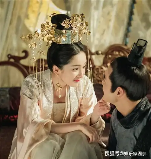 盘点女强男弱的电视剧,既然不能被霸道总裁看上,就自己养个小奶狗
