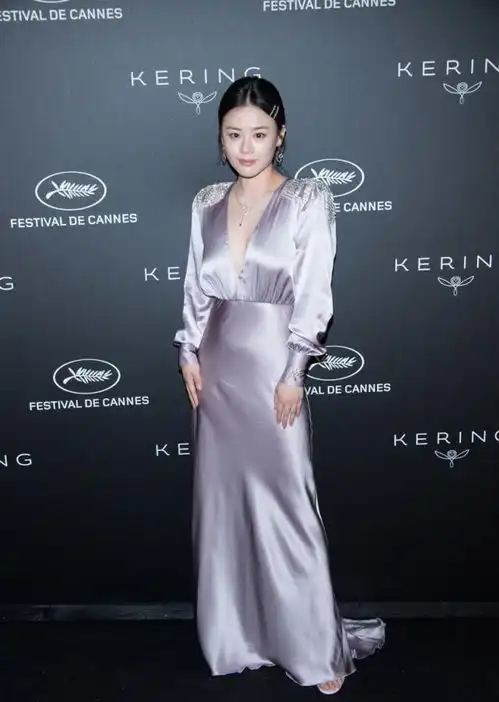 马思纯虽然骨架有点大,可是穿衣还挺有魅力,缎面裙穿出了高贵感
