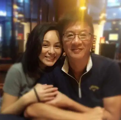 50岁雪姨王琳,蜂腰美腿宛如少女,两段婚姻失败后,至今仍单身
