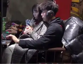男生打游戏,女友在一旁喝奶茶陪伴,网友这碗狗粮干了
