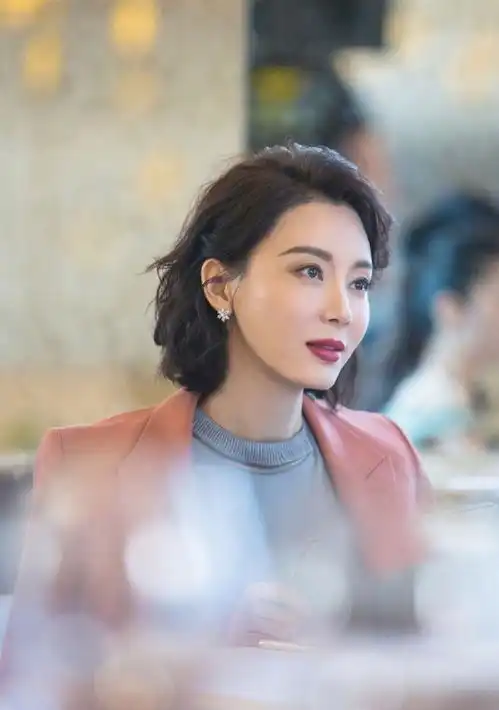 陈数完美关系造型,修身剪裁西装外套,利落干练职场女性风格
