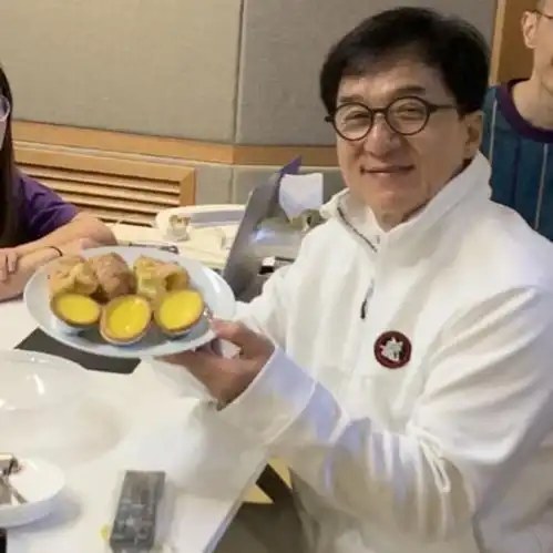 成龙迎来65岁大寿,女儿吴卓林说出一番话,真是让人心疼
