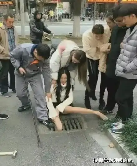 搞笑gif小姐姐意志真坚定撞墙了还继续玩
