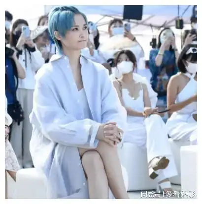 李宇春近照曝光,现身三亚参加活动,一头蓝发超有气质
