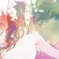 头戴花环的女生背影头像
