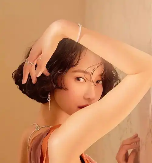 短发女神高俊熙又换新发型,复古羊毛卷冷艳性感
