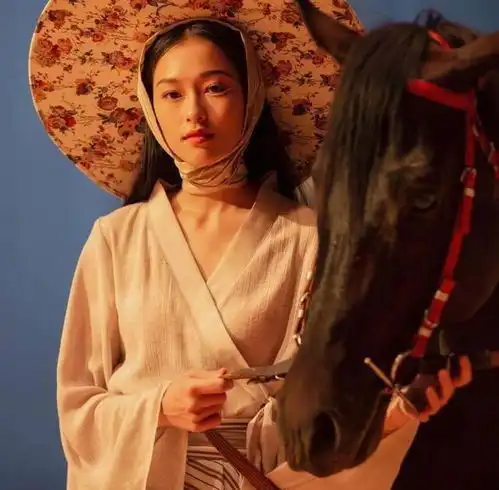 越南少女撞脸章子怡五官像到傻傻分不清,白衬衣被穿得风情万种
