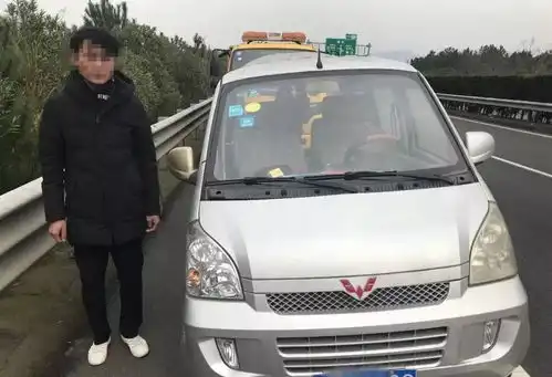台州高速最牛面包车车开着,轮子飞走了...原因是车上放了这些东西
