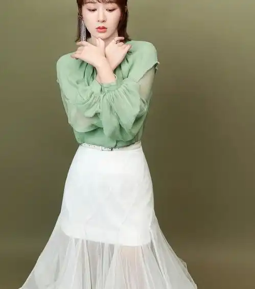 杨紫造型比以前进步多了薄荷绿上衣搭白色鱼尾裙清新少女
