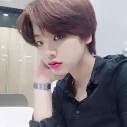 韩国女星素颜骑马照帅你一脸清爽短发
