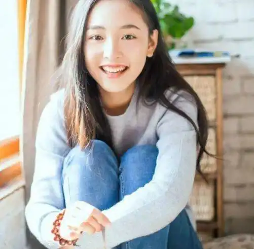 吴倩当妈妈风格大变,露脐装搭配开叉牛仔裙,小清新变御姐范儿

