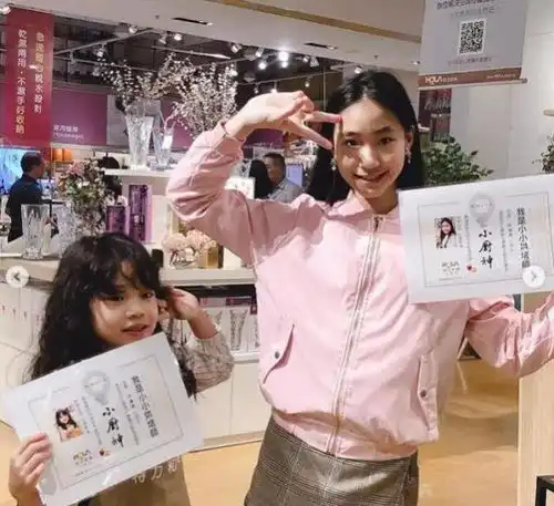 小s二女儿晒姐妹照,获小小厨神奖章超开心,气质出众超淑女
