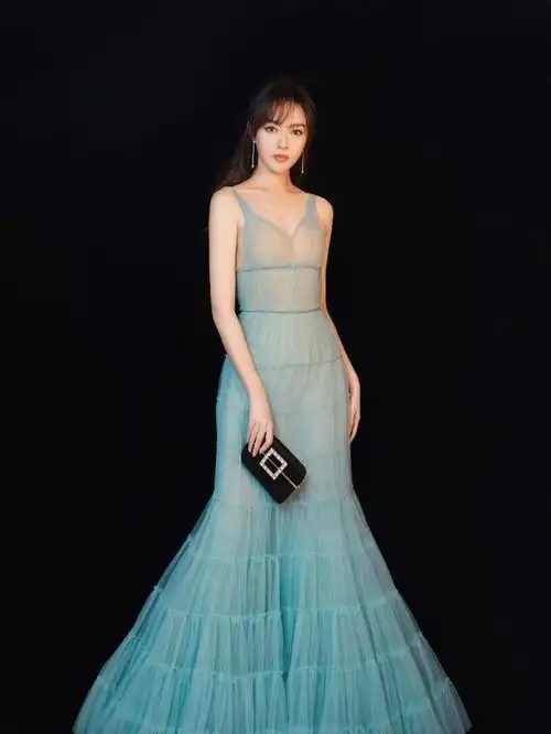 唐嫣产后不再甜美,改走成熟御姐风身材火辣秒变辣妈
